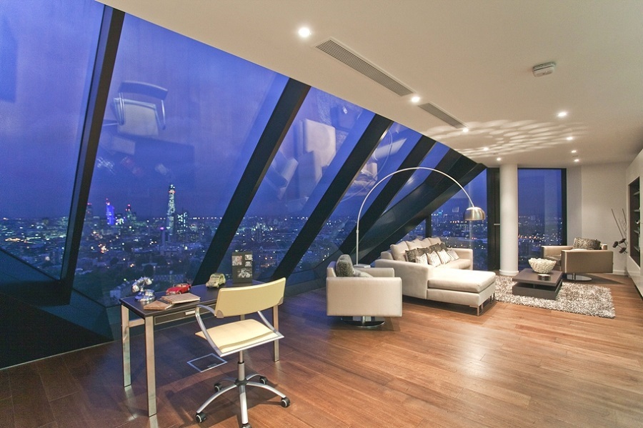 Luxusný apartmán s výhľadom na majestnátnu siluetu mesta Londýn 