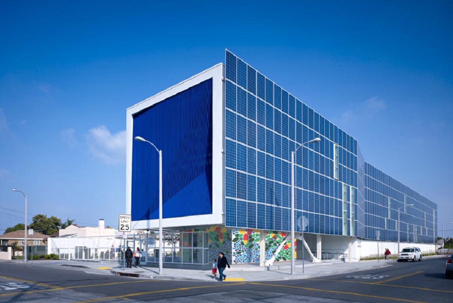 Pozoruhodný dizajn štátnej školy v Kalifornii, ktorú pokrýva 650 solárnych panelov  