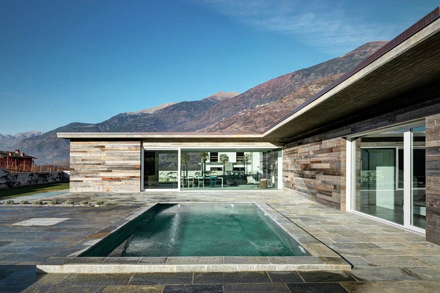 Elegantný dom v Taliansku s vykladaný kameňmi vo vnútri aj vonku 