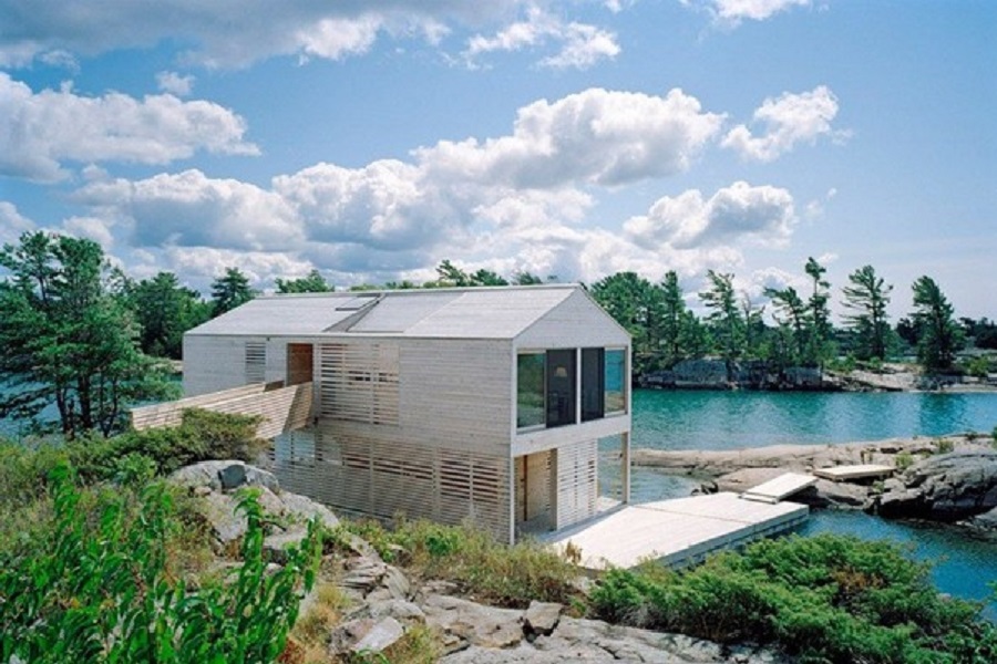 Malebný Plávajúci Dom na jazere Horov v Kanade