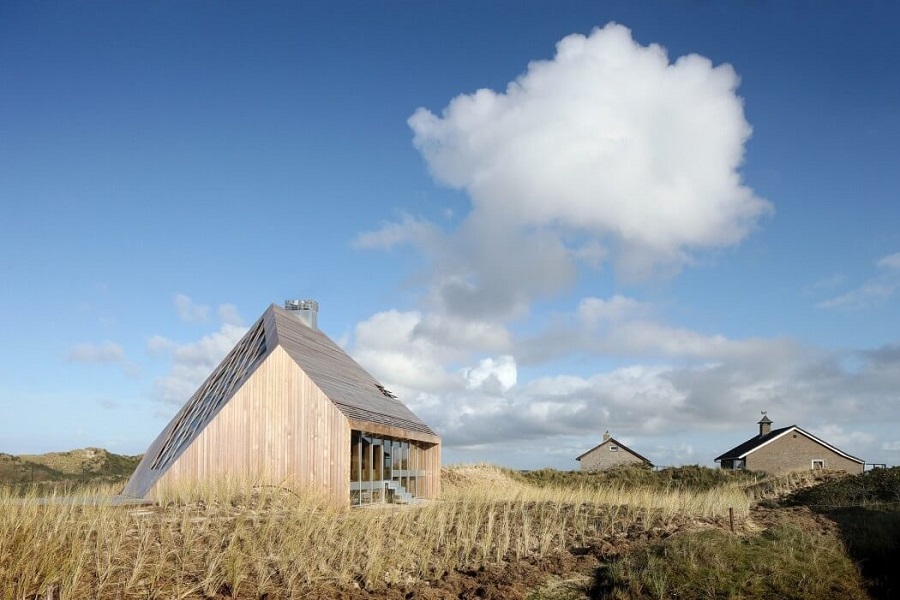 Čiastočne zapadnutý dom v drsnom teréne s výhľadom na Severné more