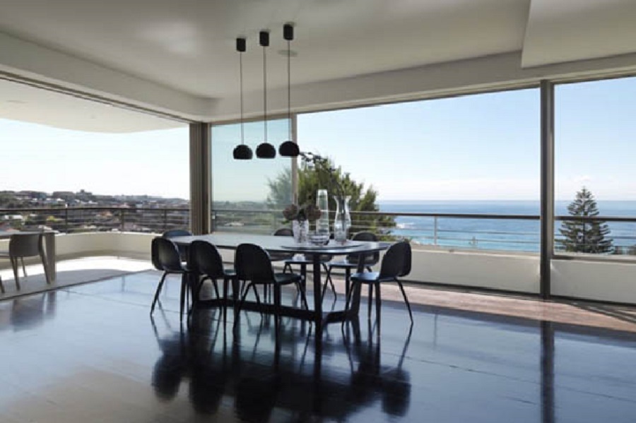 Svojrázna bytová architektúra upravená pre miestny terén, zachytávajúca úžasný výhľad na pláž