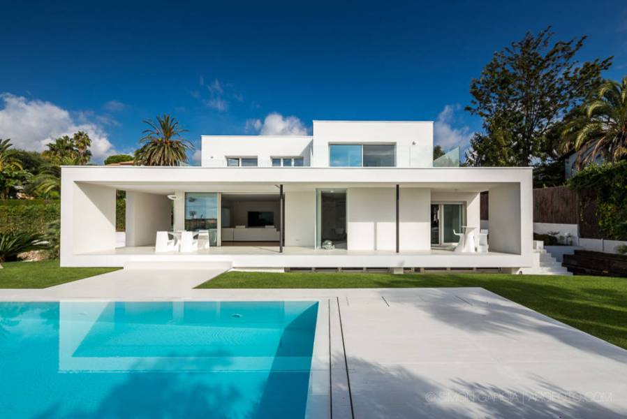 Žiarivý, biely a moderný domov pri Stredozemnom mori