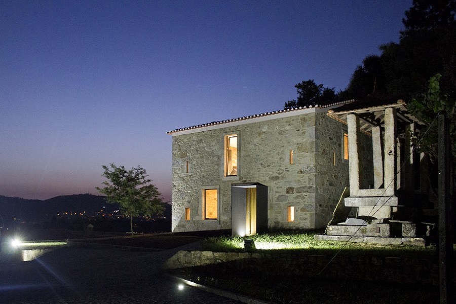 Zrekonštruovaný kamenný dom v Portugalsku odhaľuje moderný interiér 