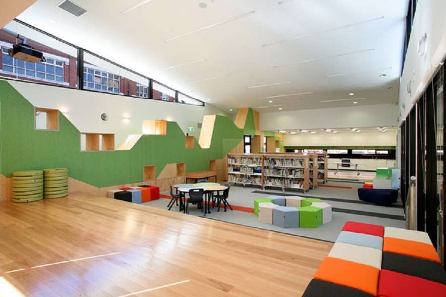 Pestrofarebná a pôsobivá študentská knižnica v Melbourne  