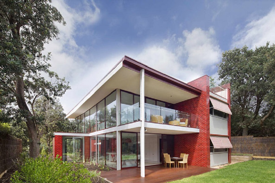 Moderný dom v Austrálii, ktorý definujú červené steny a lesklé tehly