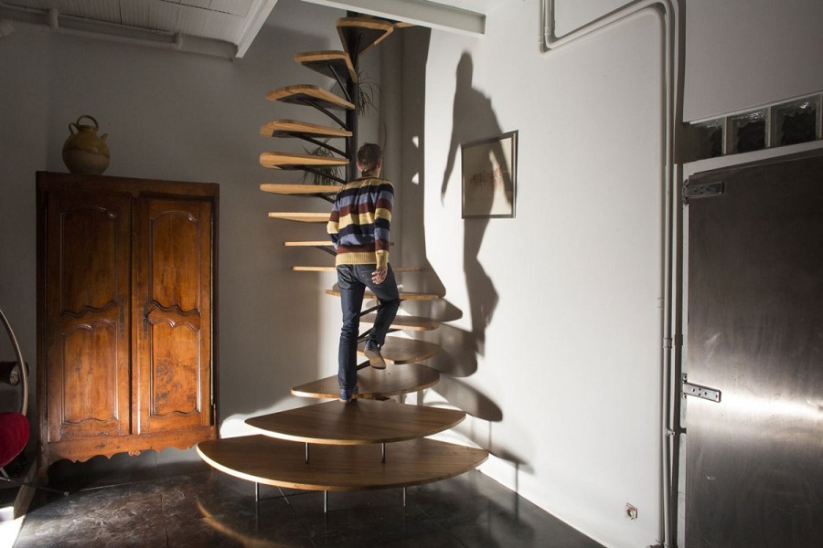 Špirálovité dubové schodisko od Paula Coudamy